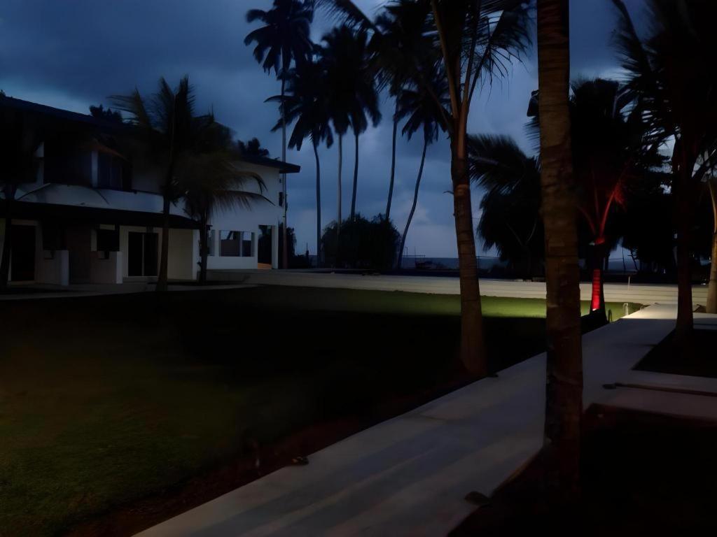 Coco Royal Beach Resort Kalutara Exterior photo
