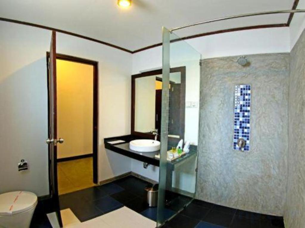 Coco Royal Beach Resort Kalutara Exterior photo