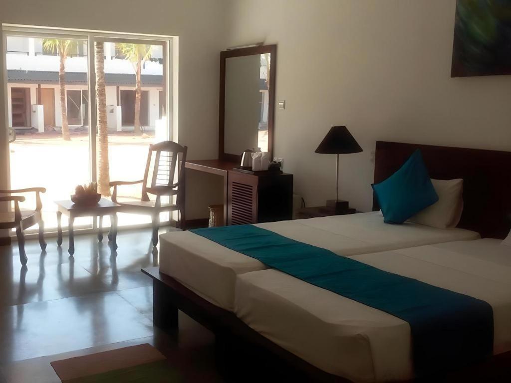 Coco Royal Beach Resort Kalutara Exterior photo