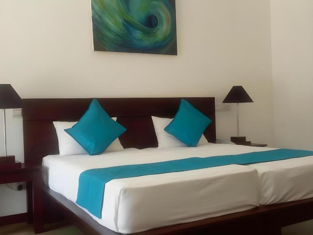 Coco Royal Beach Resort Kalutara Exterior photo